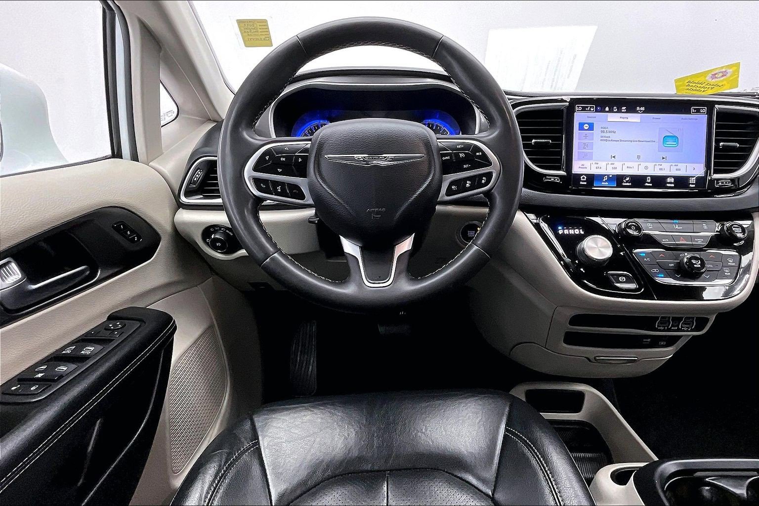 Used 2022 Chrysler Pacifica Touring-L image 4