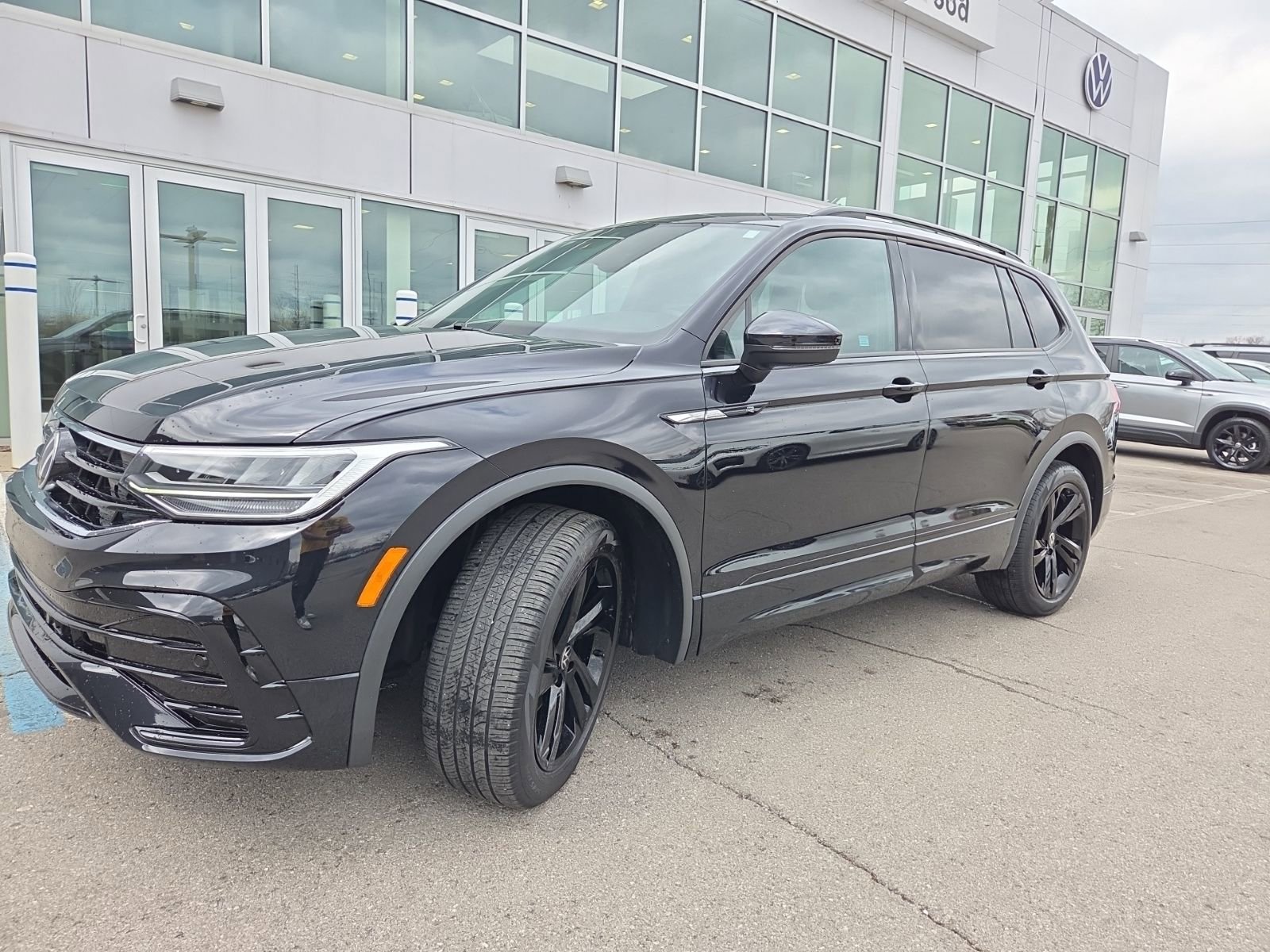 Certified 2023 Volkswagen Tiguan SE R-Line image 9