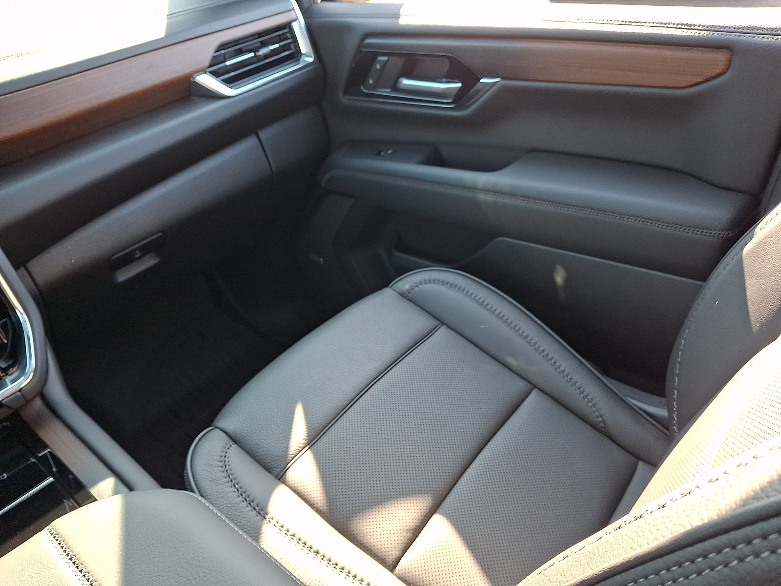 Used 2026 GMC Yukon XL Denali w/ Sun & Power Step Package AWD/4WD image 16