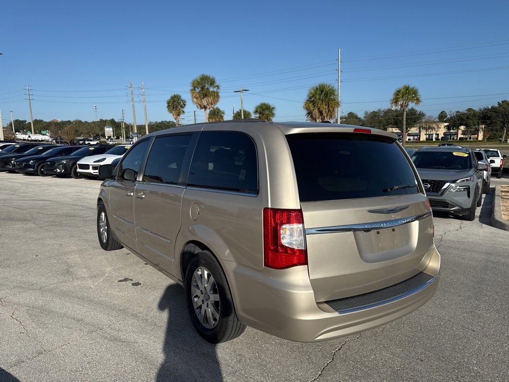 Used 2015 Chrysler Town & Country Touring image 4