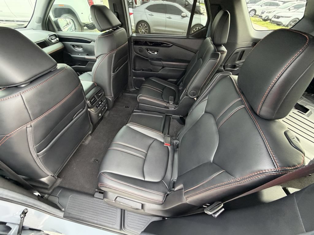 Used 2025 Honda Pilot TrailSport image 12