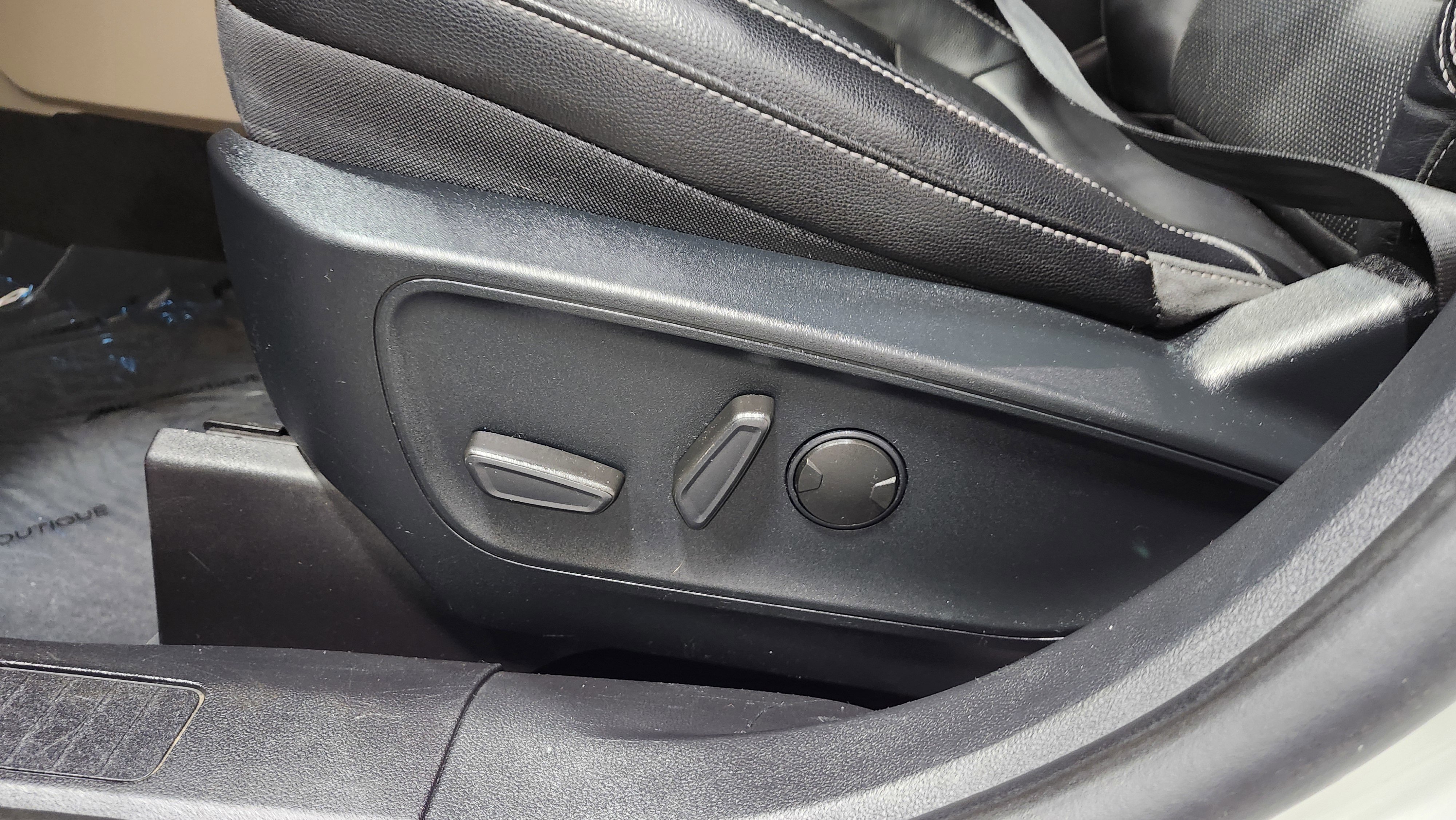 Used 2020 Ford Escape Titanium image 26