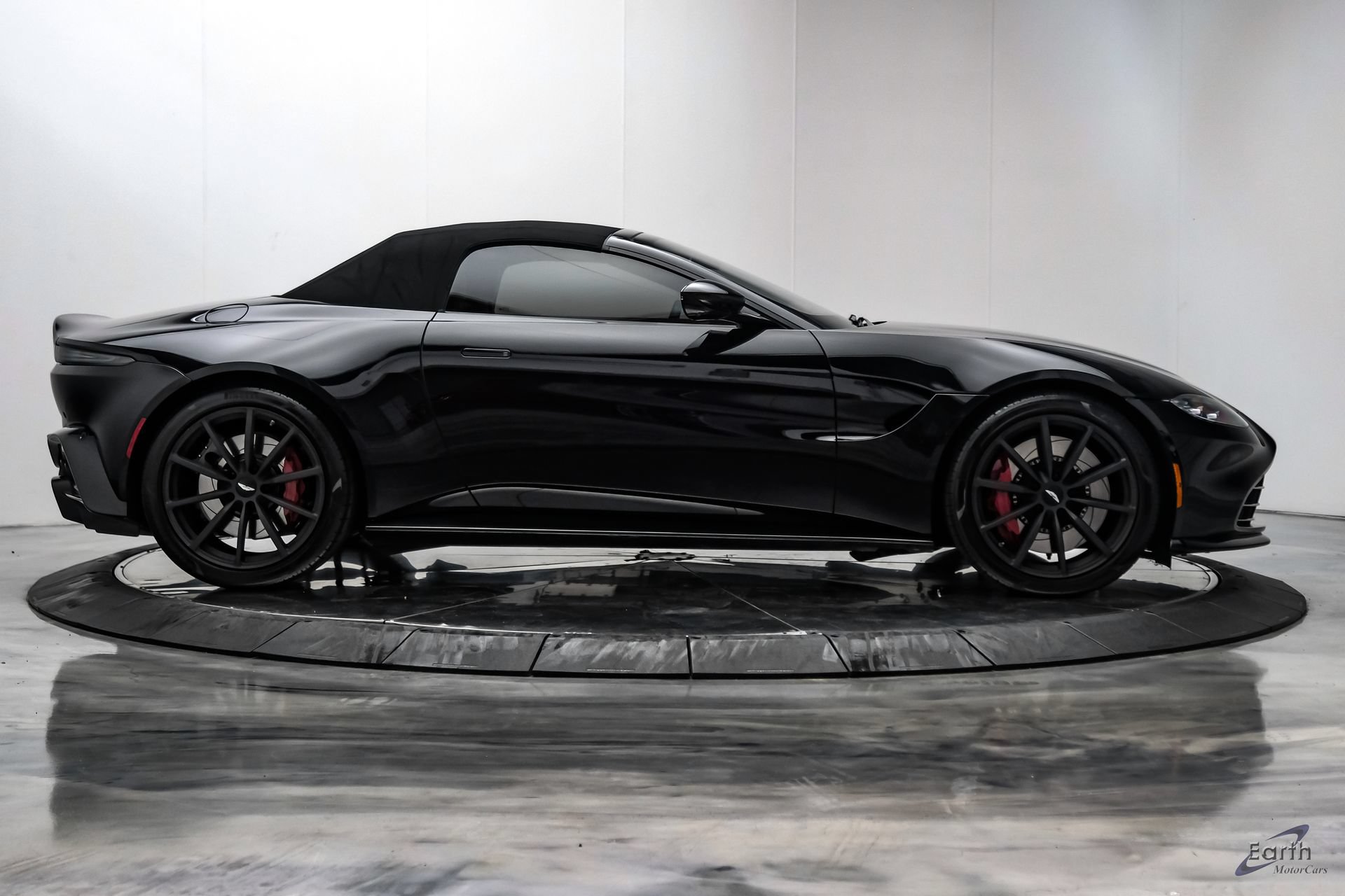 Used 2022 Aston Martin V8 Vantage Roadster RWD image 26