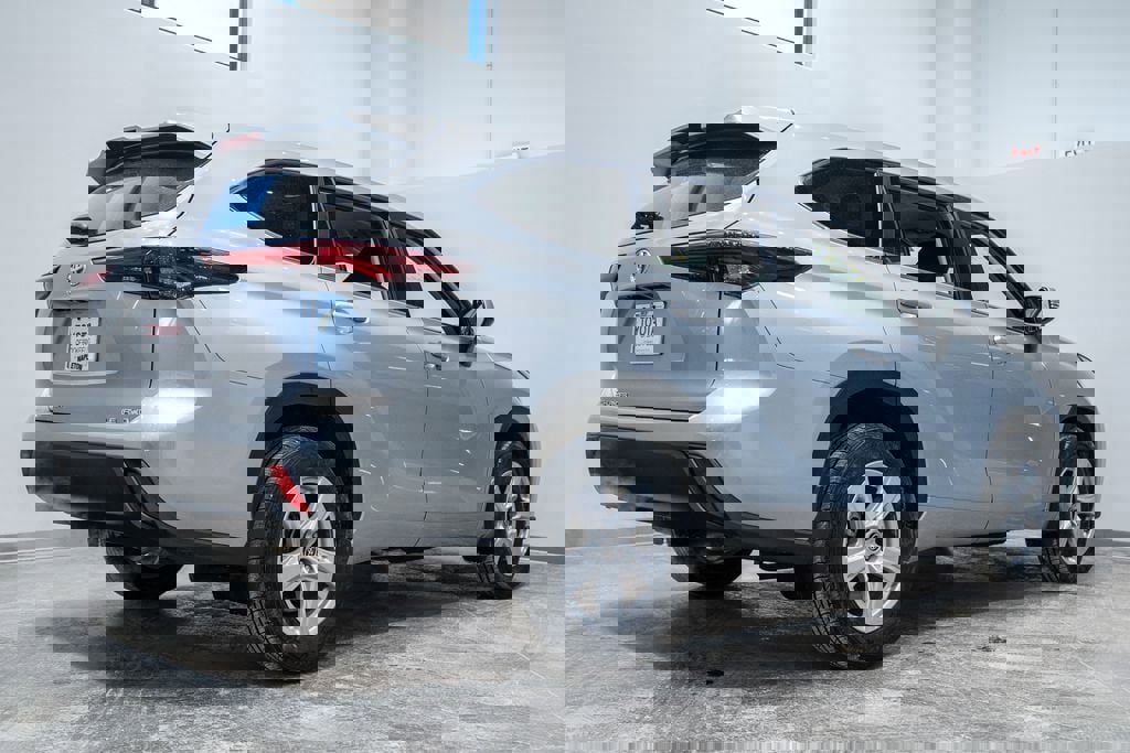 Used 2024 Toyota Highlander LE image 7