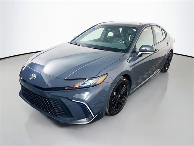 Used 2025 Toyota Camry SE image 3