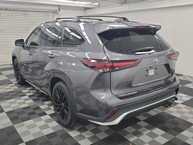 Used 2024 Toyota Highlander LE image 4