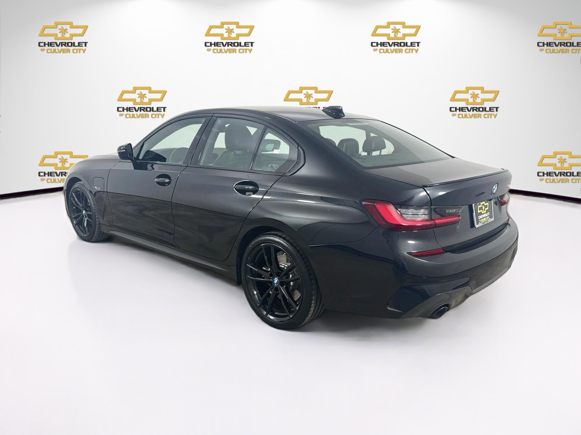 Used 2022 BMW 330e w/ M Sport Package RWD image 6
