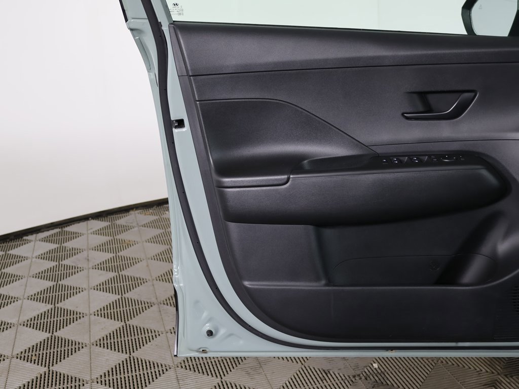 Used 2024 Hyundai Kona SE image 18