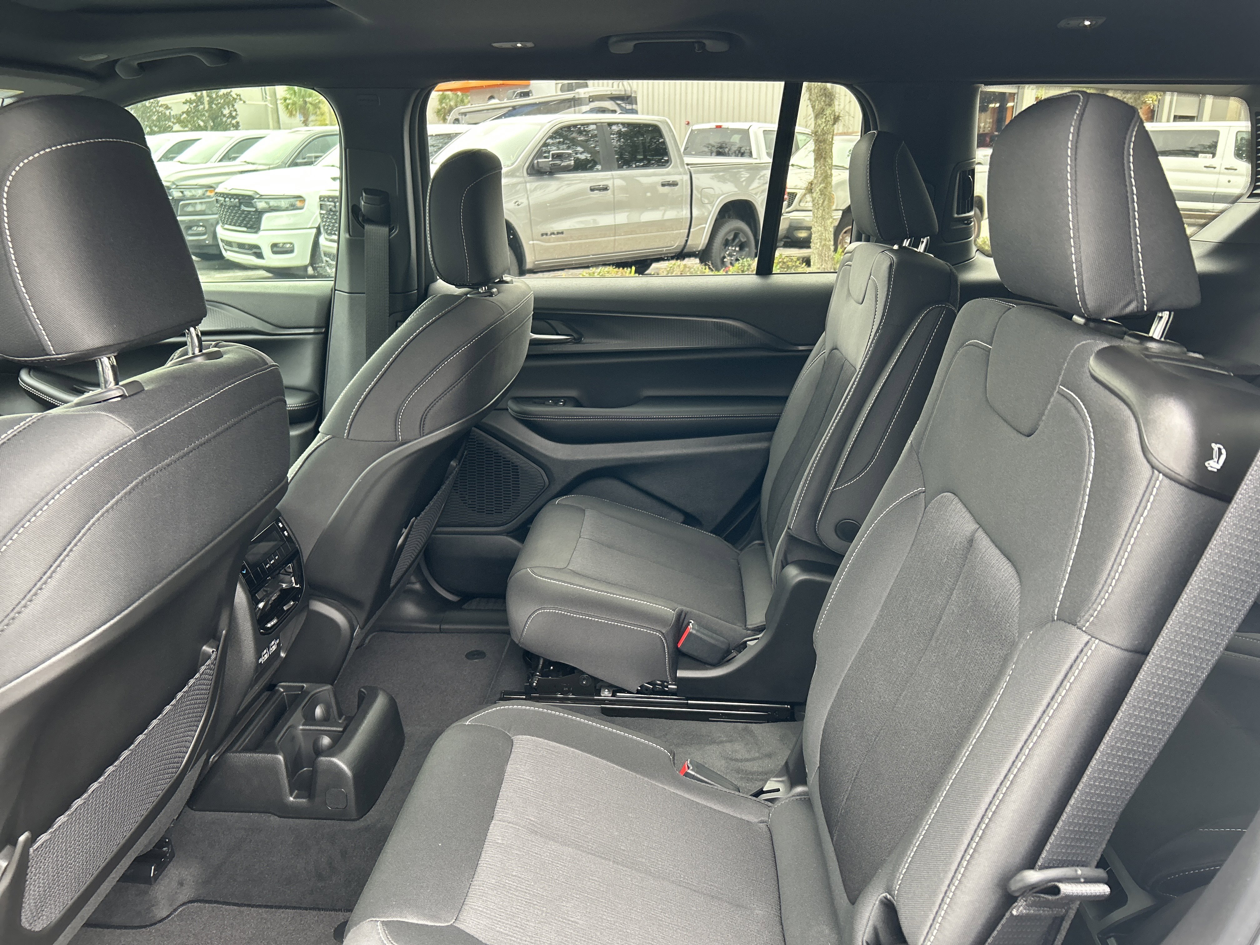 New 2025 Jeep Grand Cherokee L Laredo image 32