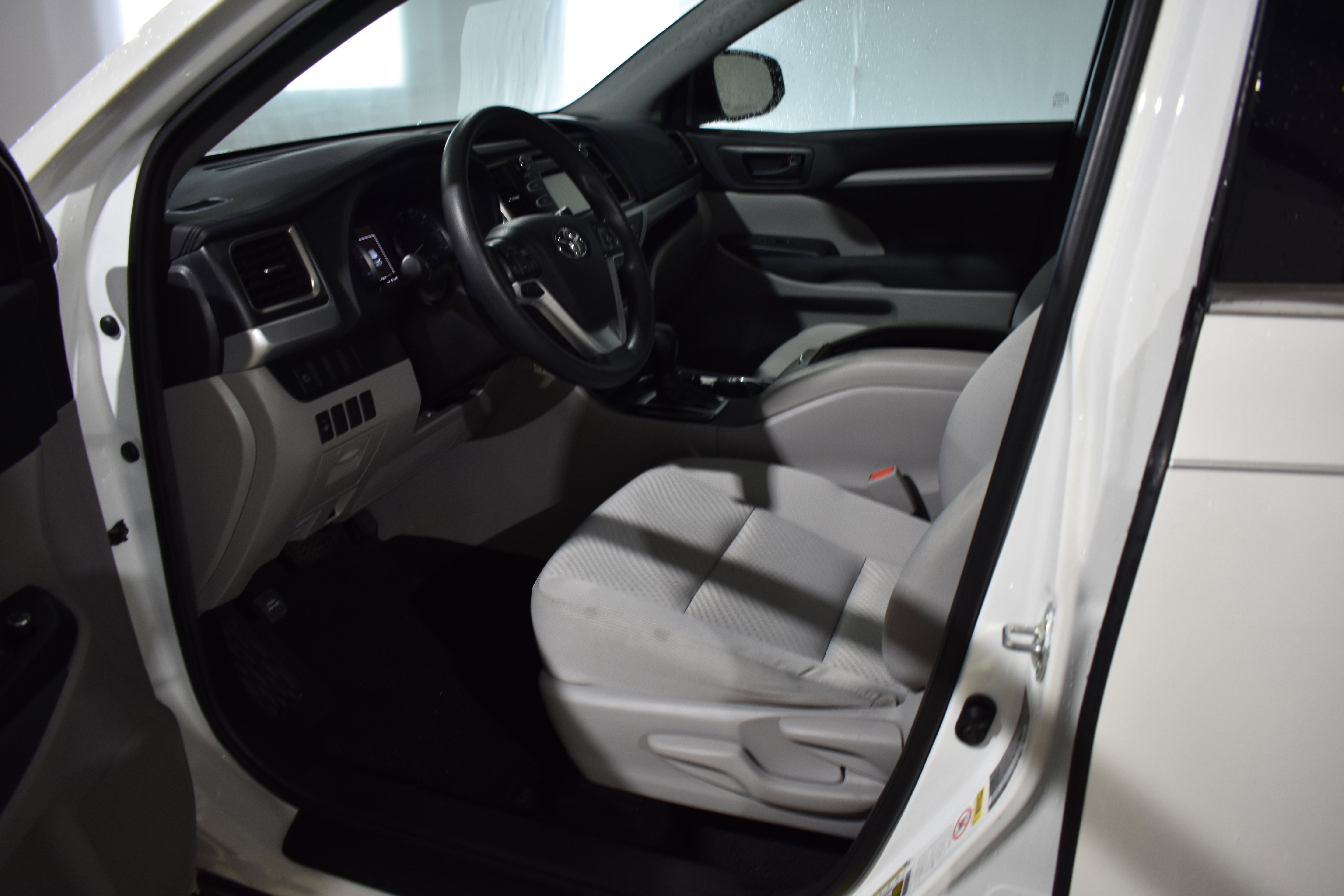 Used 2019 Toyota Highlander LE image 12