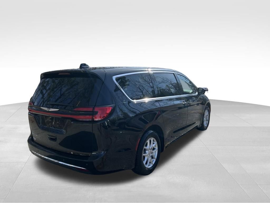 Used 2025 Chrysler Pacifica Select image 5