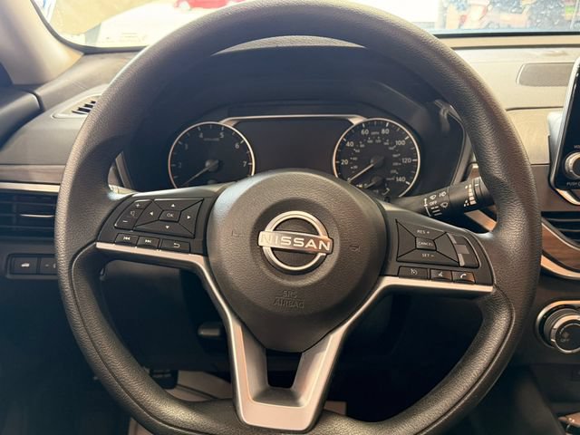 Used 2025 Nissan Altima 2.5 SV FWD image 12