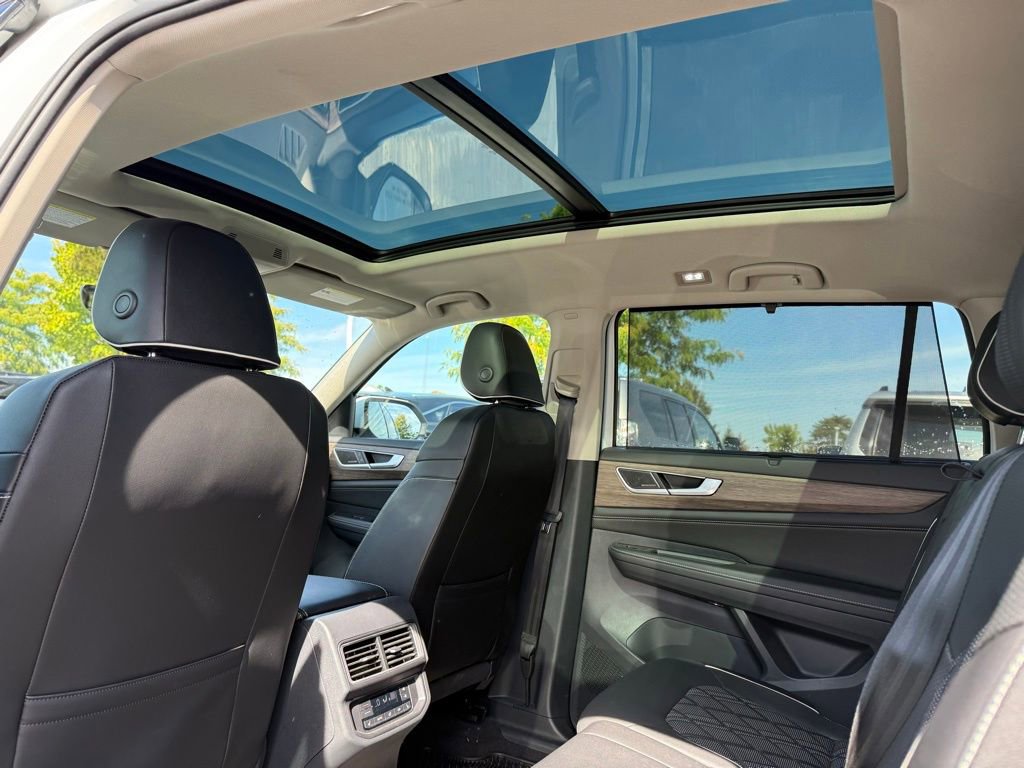 Used 2025 Volkswagen Atlas SEL Premium R-Line image 16