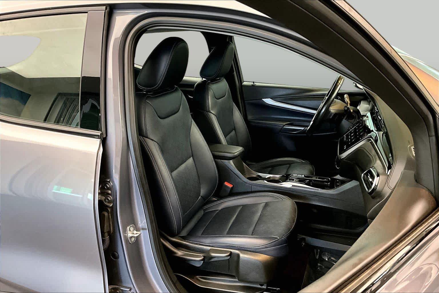 Used 2022 Chevrolet Bolt EUV LT w/ Convenience Package FWD image 8