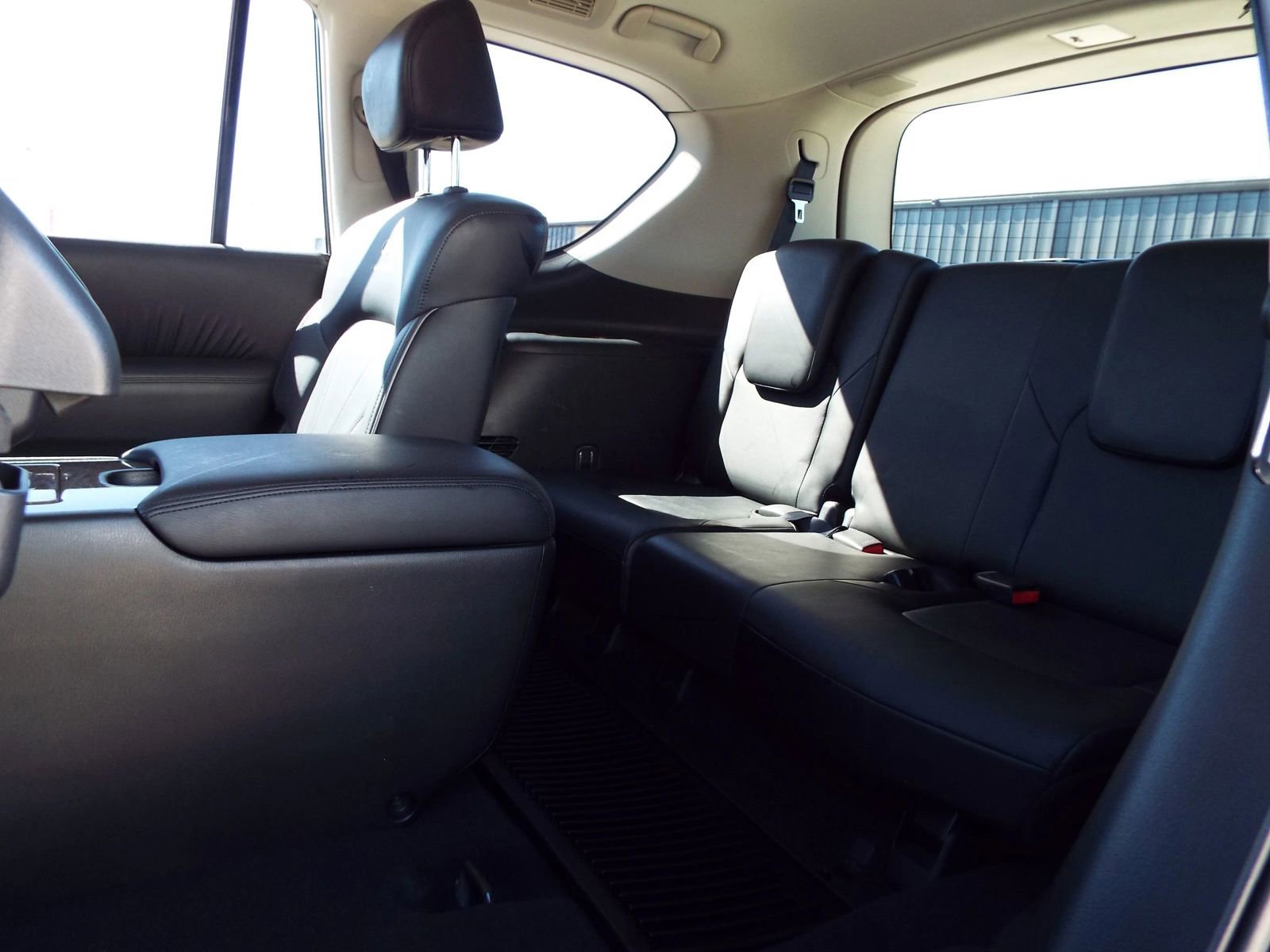 Used 2014 INFINITI QX80 4WD w/ Deluxe Touring Package image 26