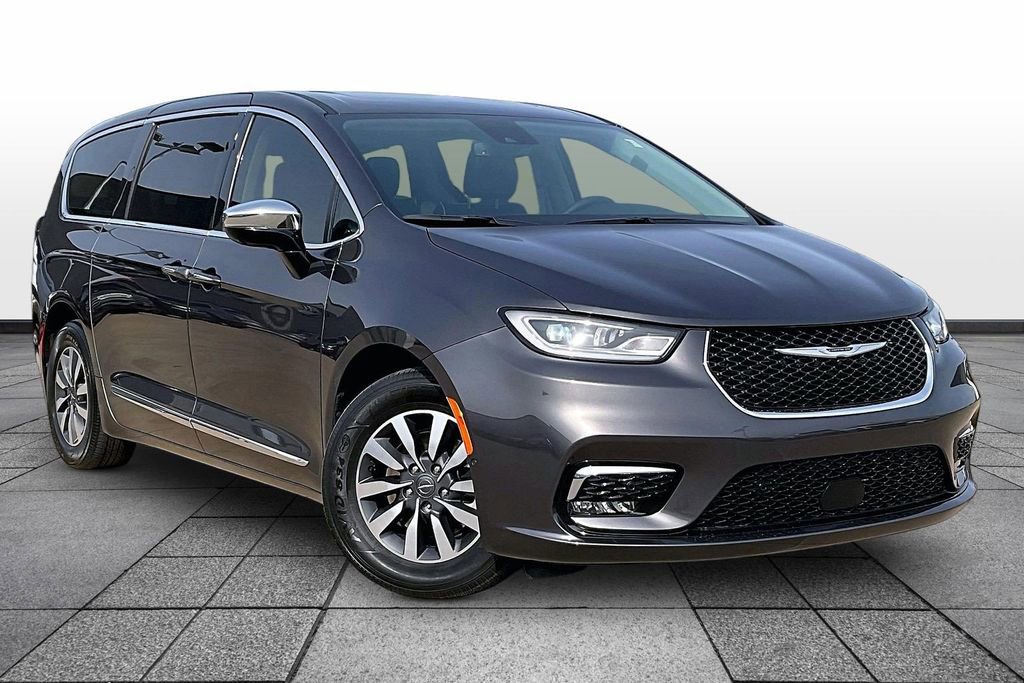 Used 2023 Chrysler Pacifica Limited image 2