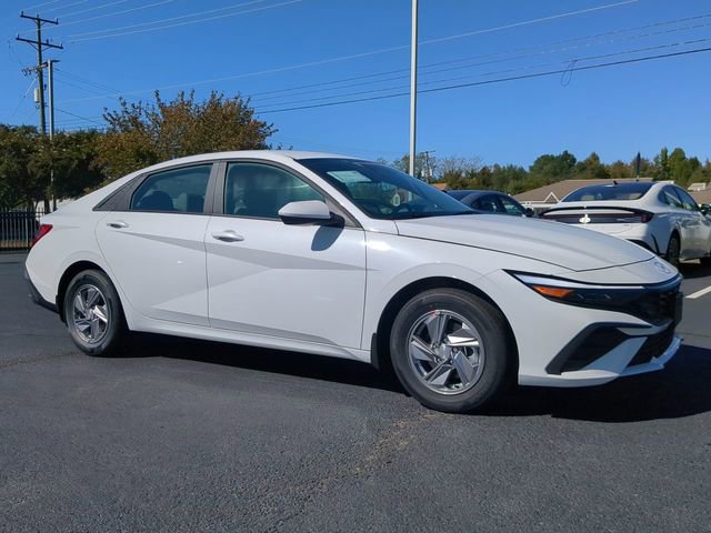 Used 2025 Hyundai Elantra SE image 2