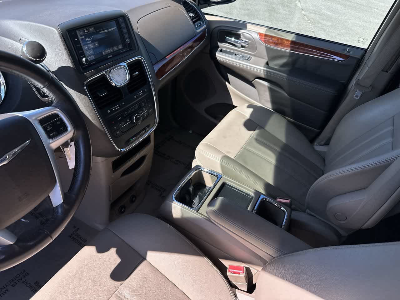 Used 2016 Chrysler Town & Country Touring FWD image 24