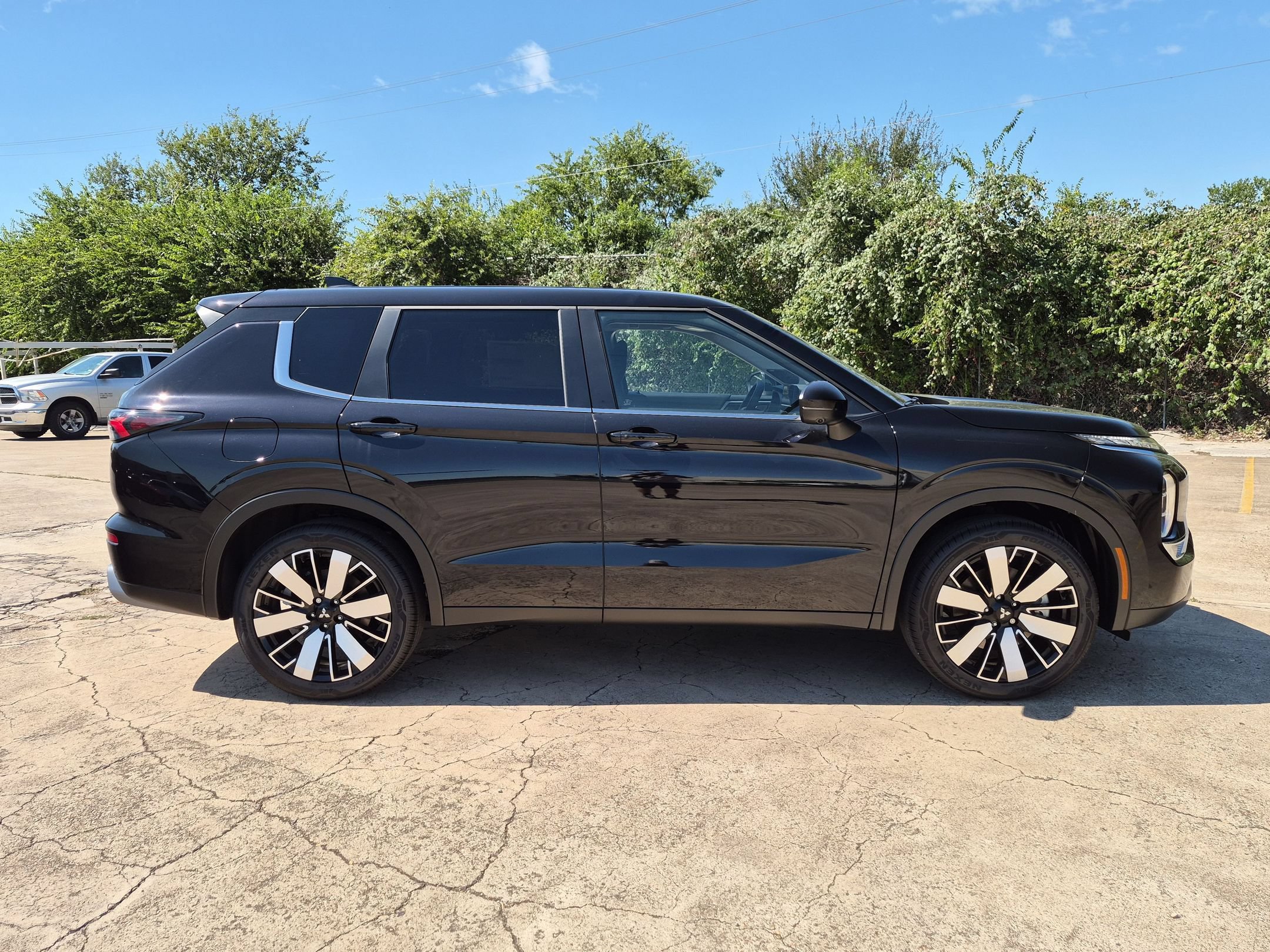 New 2026 Mitsubishi Outlander SE FWD image 6
