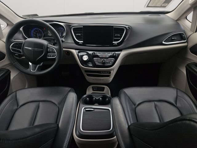 Used 2024 Chrysler Pacifica Touring-L FWD image 18