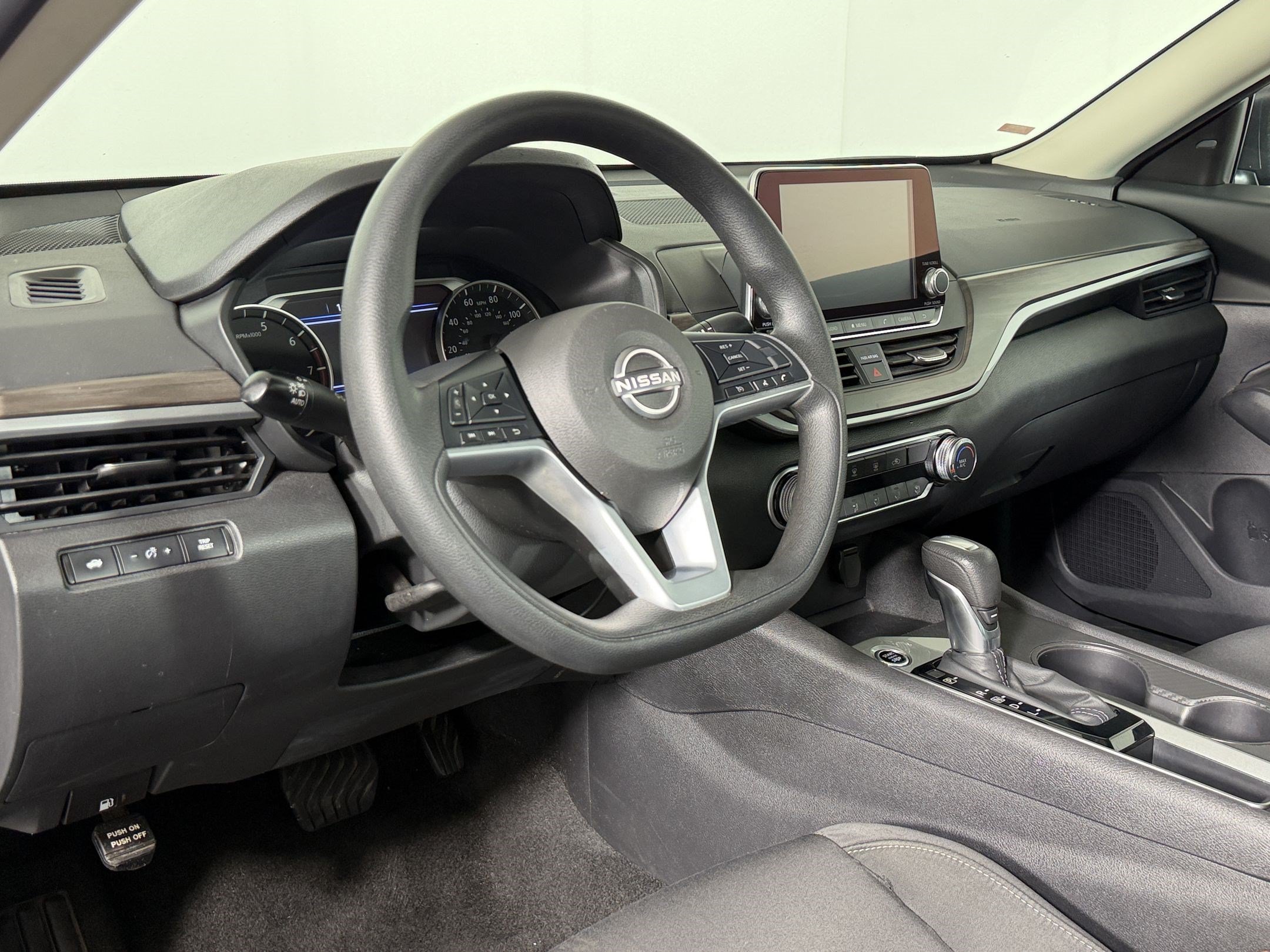 Used 2025 Nissan Altima 2.5 SV FWD image 3