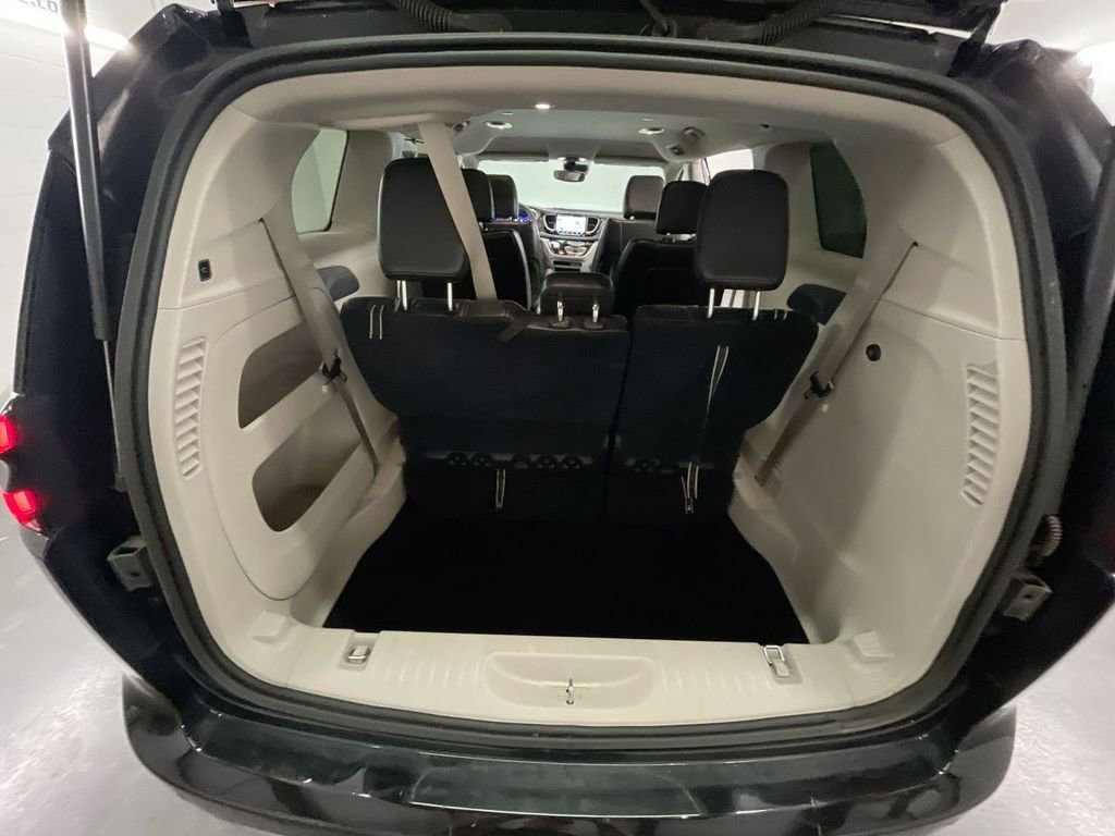 Used 2024 Chrysler Pacifica Touring-L image 24