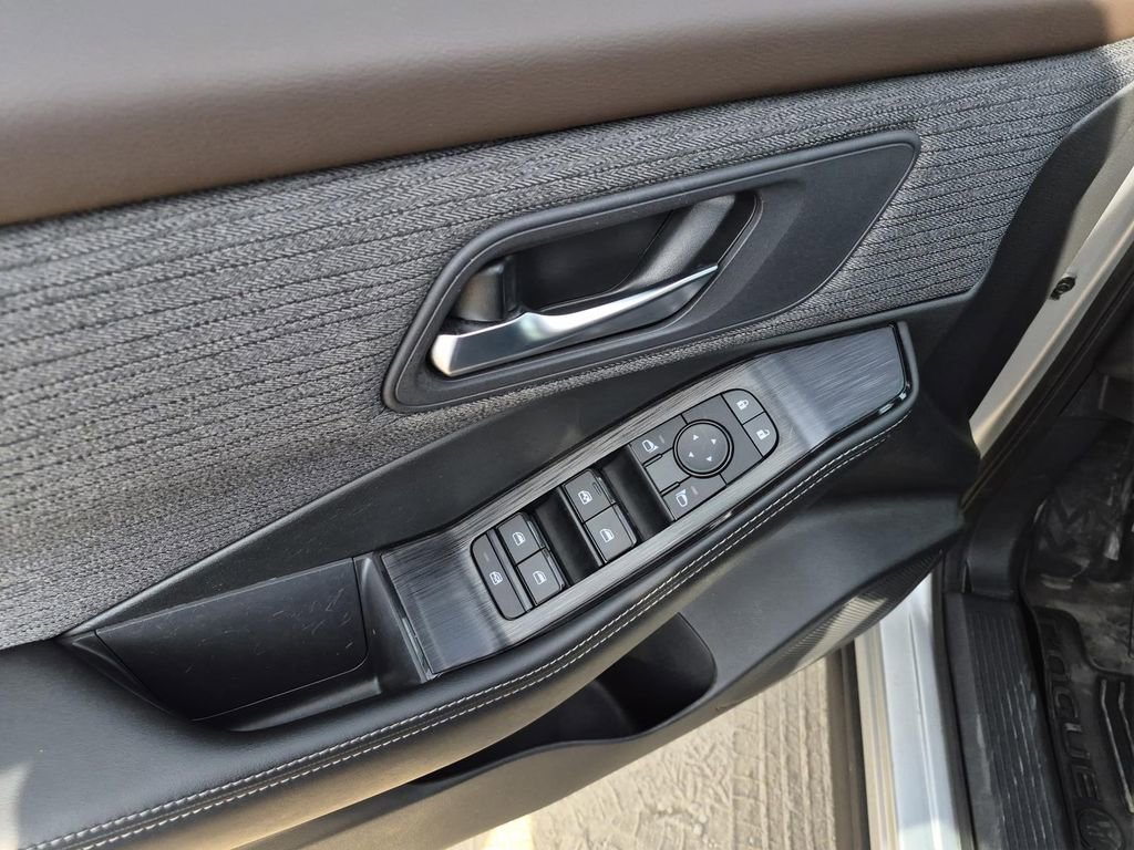Used 2022 Nissan Rogue SV image 12