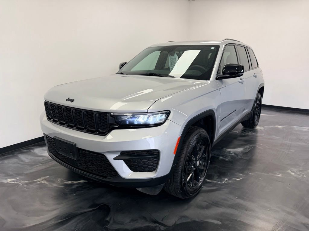 Used 2024 Jeep Grand Cherokee Altitude AWD/4WD image 3
