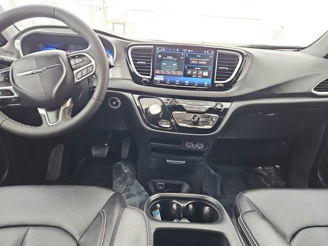 Used 2025 Chrysler Pacifica Select image 28
