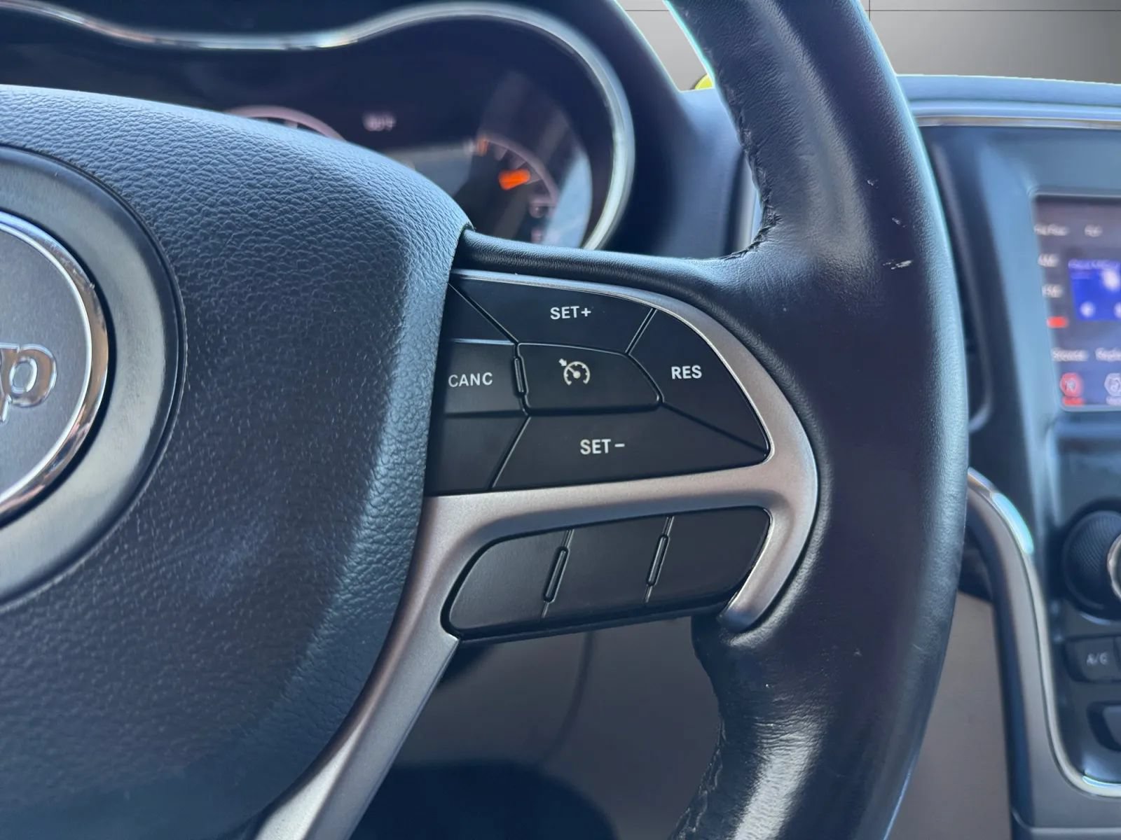 Used 2019 Jeep Grand Cherokee Laredo AWD/4WD image 26