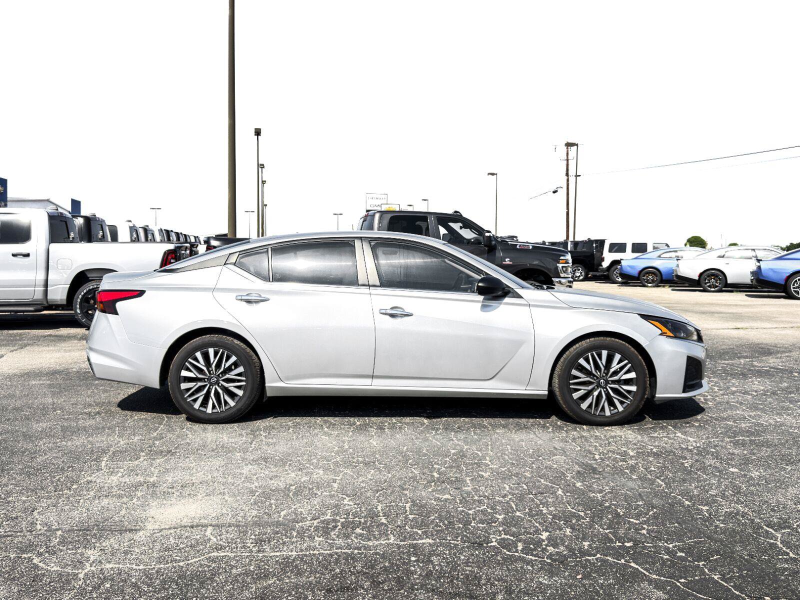 Used 2024 Nissan Altima 2.5 SV FWD image 8