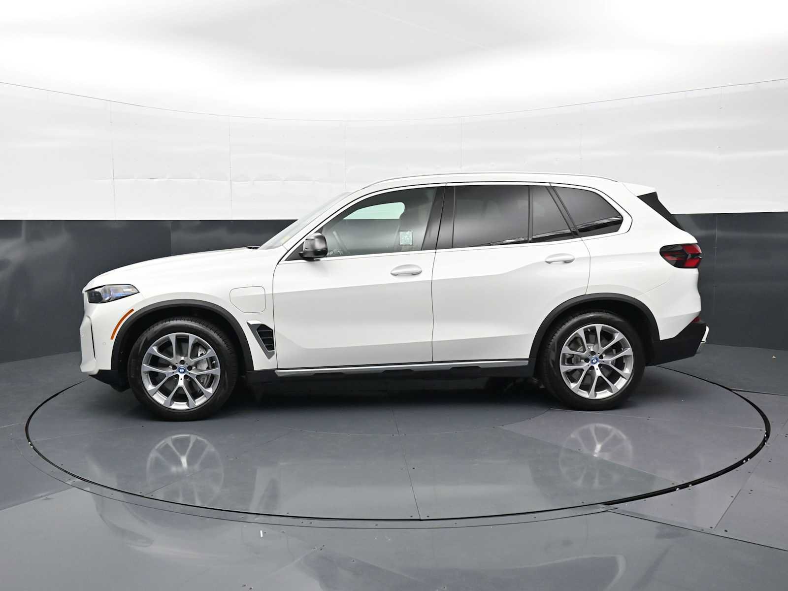 Used 2025 BMW X5 xDrive50e w/ Executive Package AWD/4WD image 8