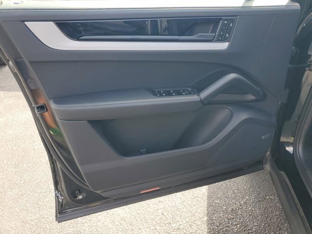 Used 2024 Porsche Cayenne Coupe image 8