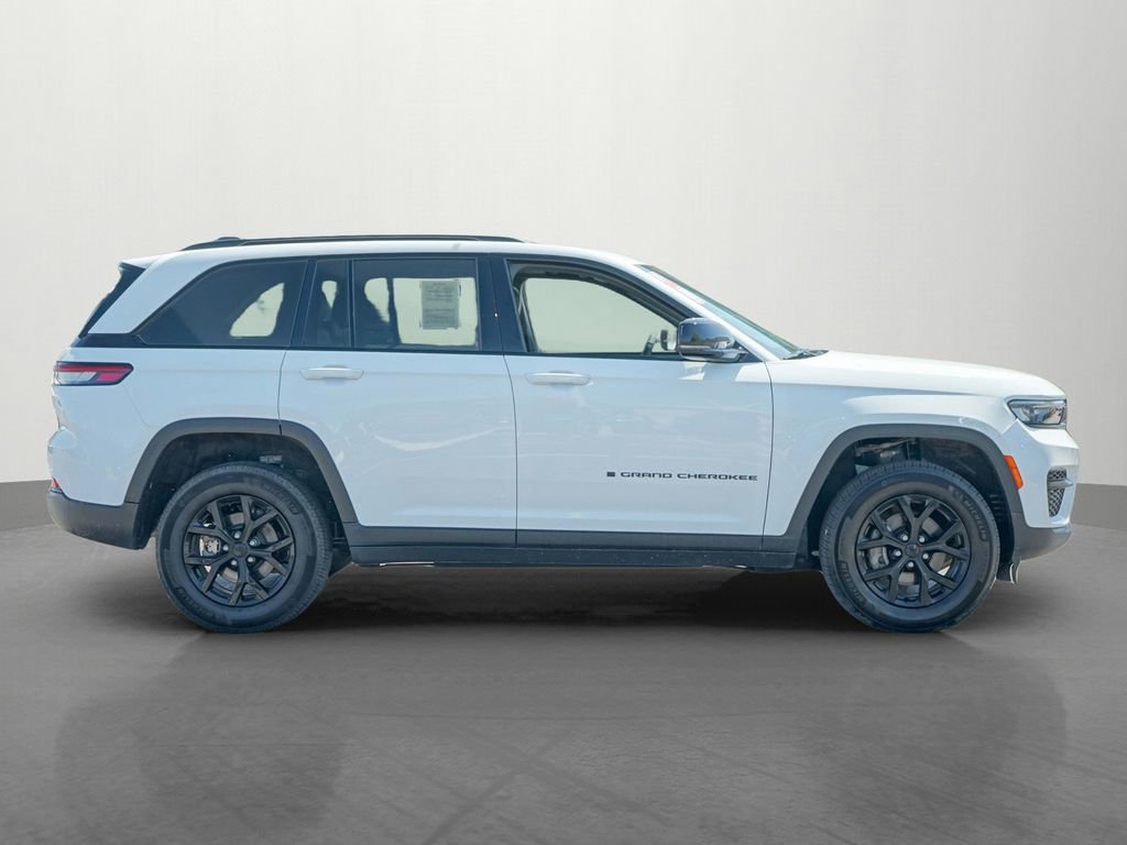 Used 2024 Jeep Grand Cherokee Altitude AWD/4WD image 8