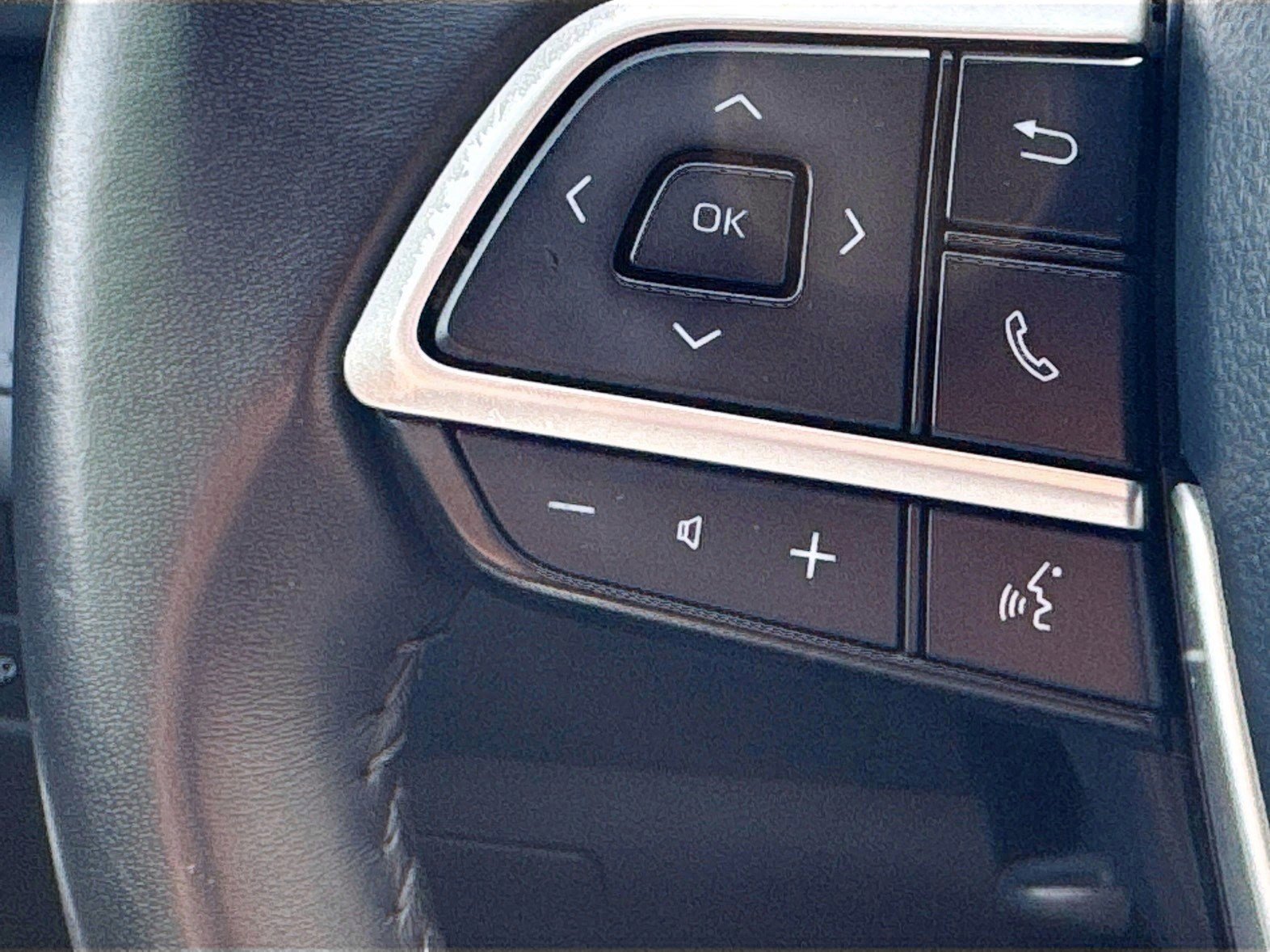 Used 2023 Toyota Highlander LE FWD image 10
