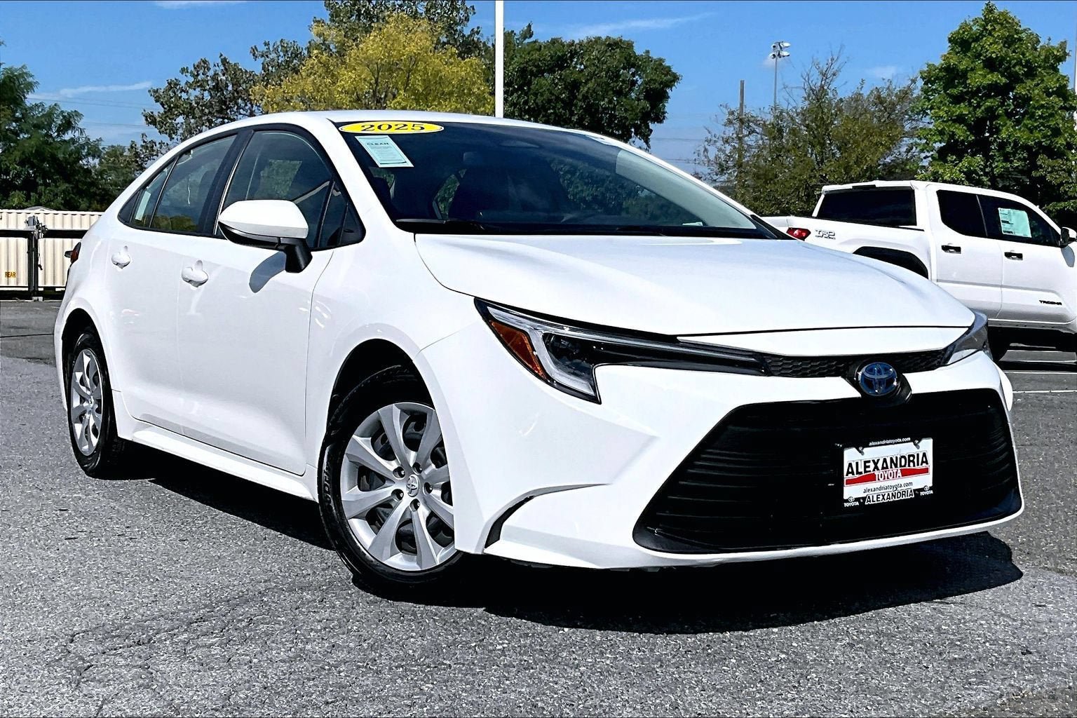 Used 2025 Toyota Corolla LE FWD image 2