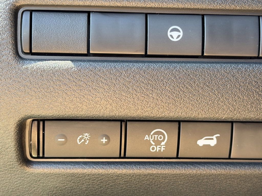 Used 2025 Nissan Rogue SV FWD image 24