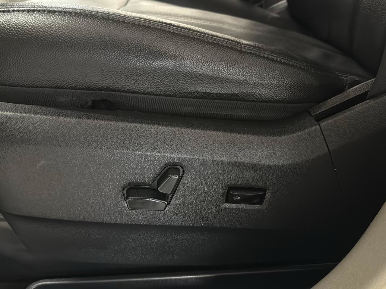 Used 2015 Chrysler Town & Country Touring FWD image 10