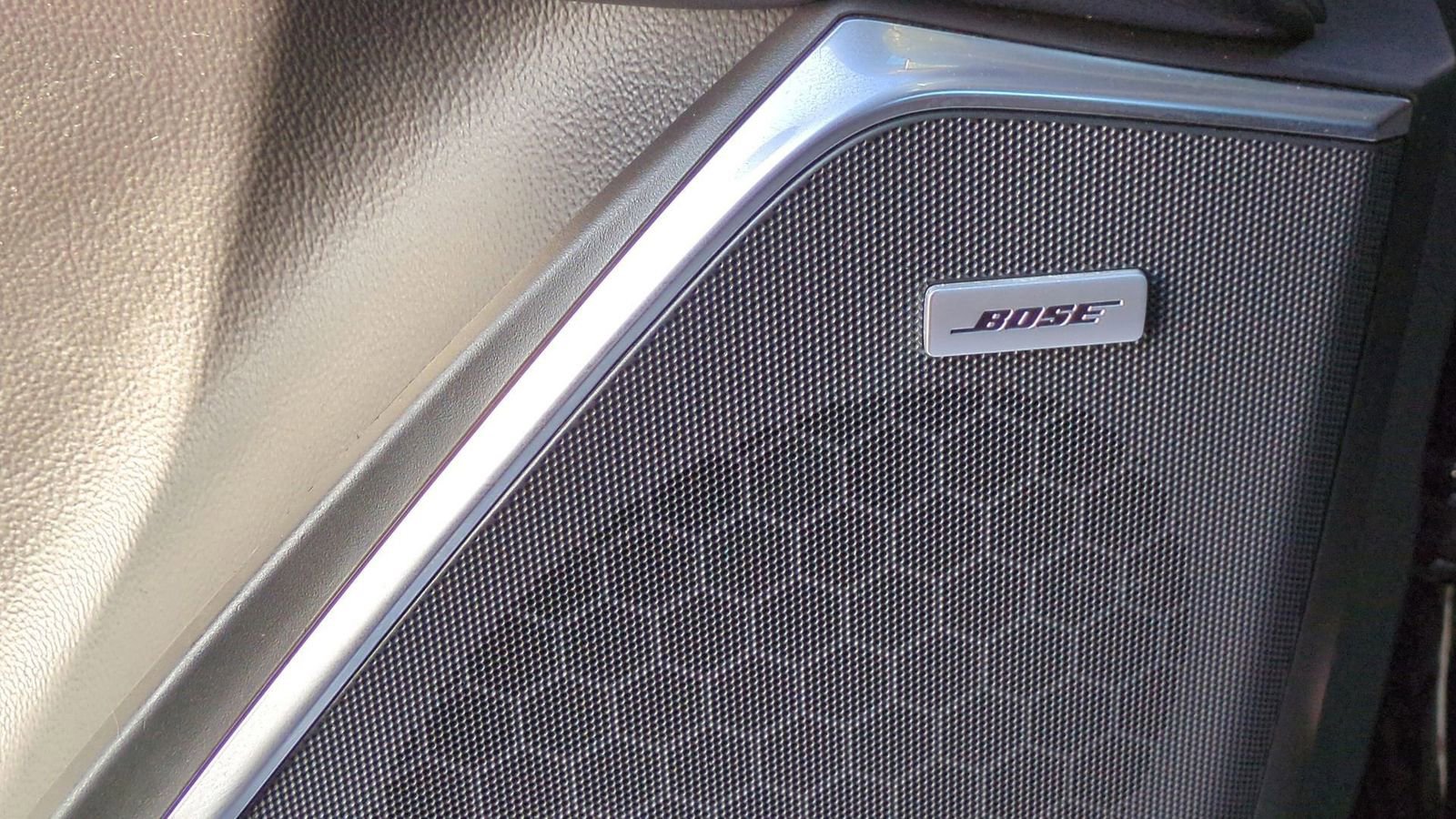 Used 2020 Cadillac Escalade Premium Luxury w/ Escalade Sport Edition image 34