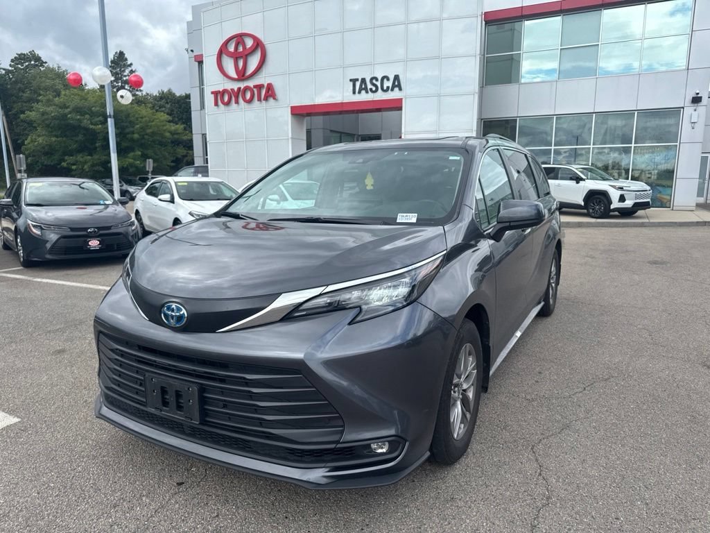 Used 2025 Toyota Sienna XLE w/ XLE Plus Package AWD/4WD image 2