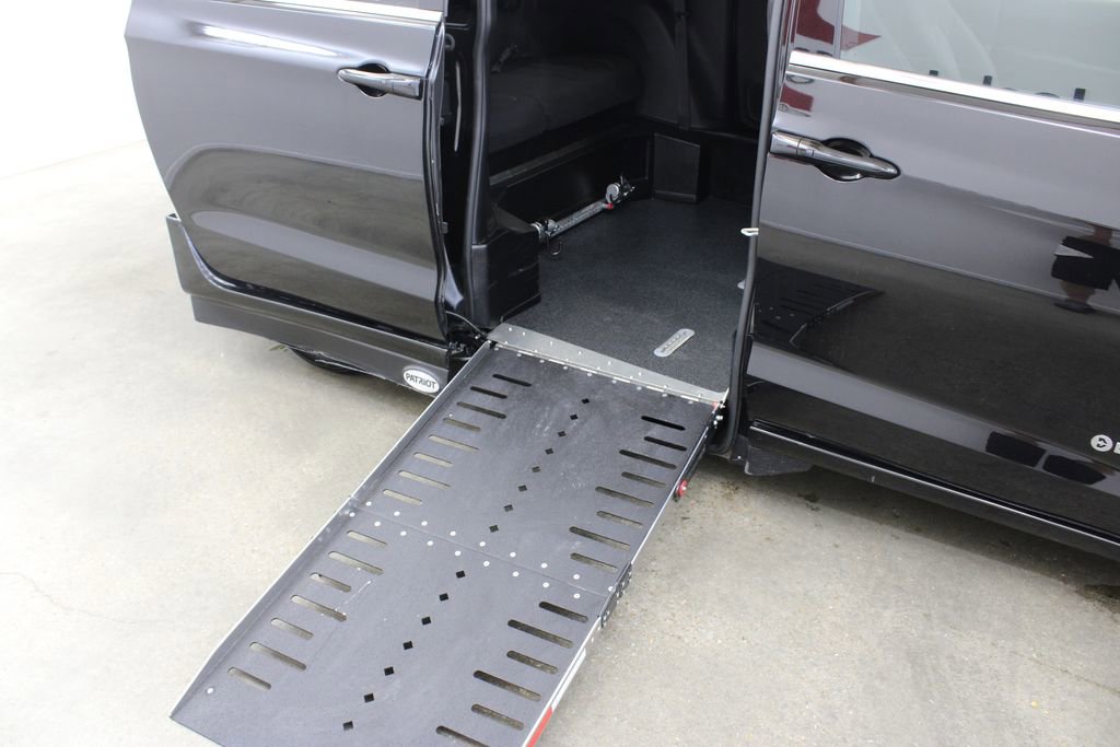 Used 2024 Chrysler Pacifica Touring image 18