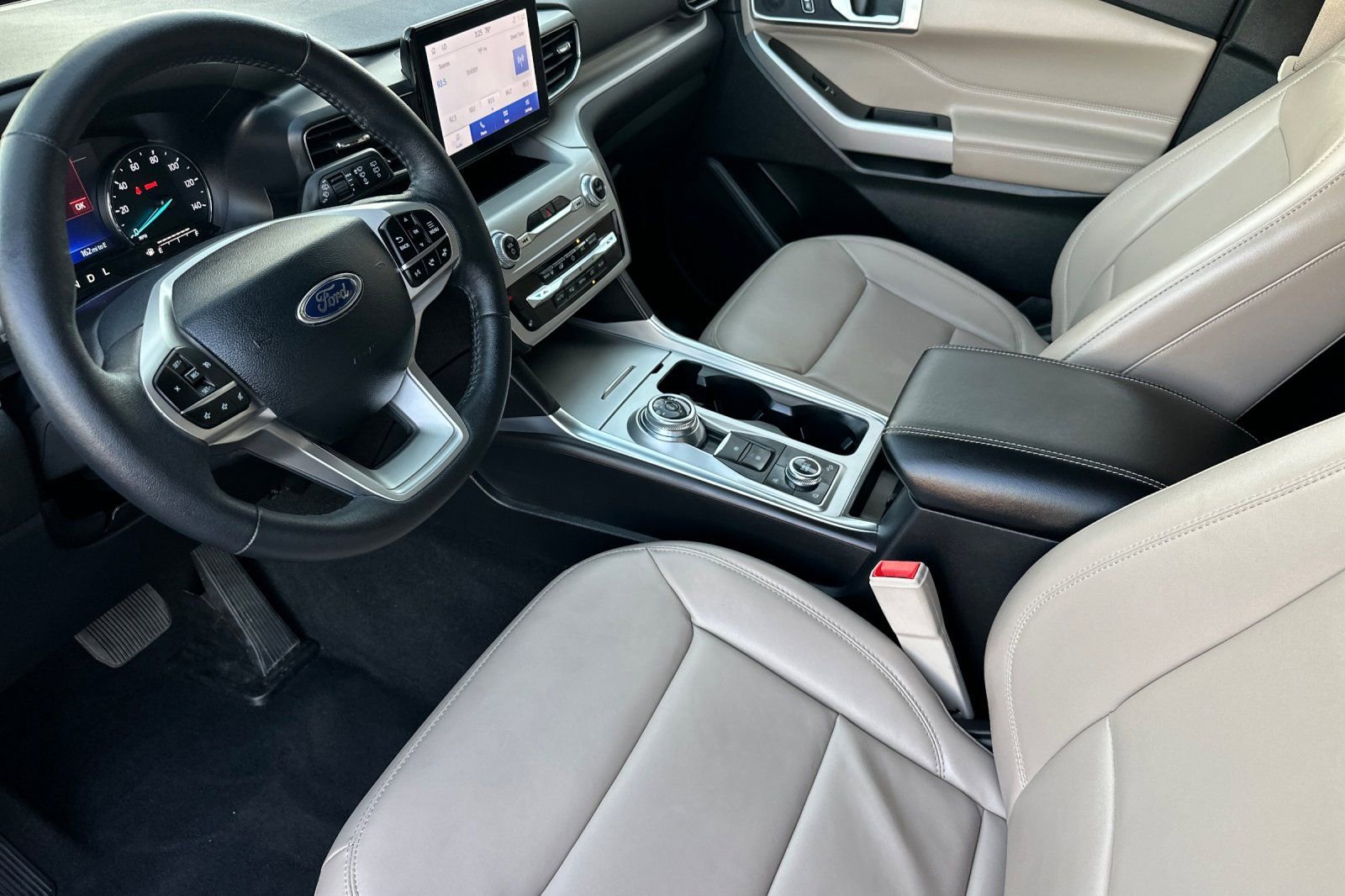 Used 2024 Ford Explorer XLT w/ Equipment Group 202A image 10