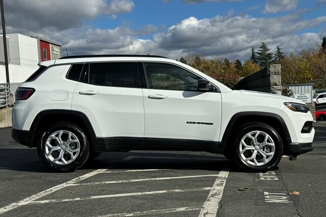 Used 2024 Jeep Compass Latitude image 3