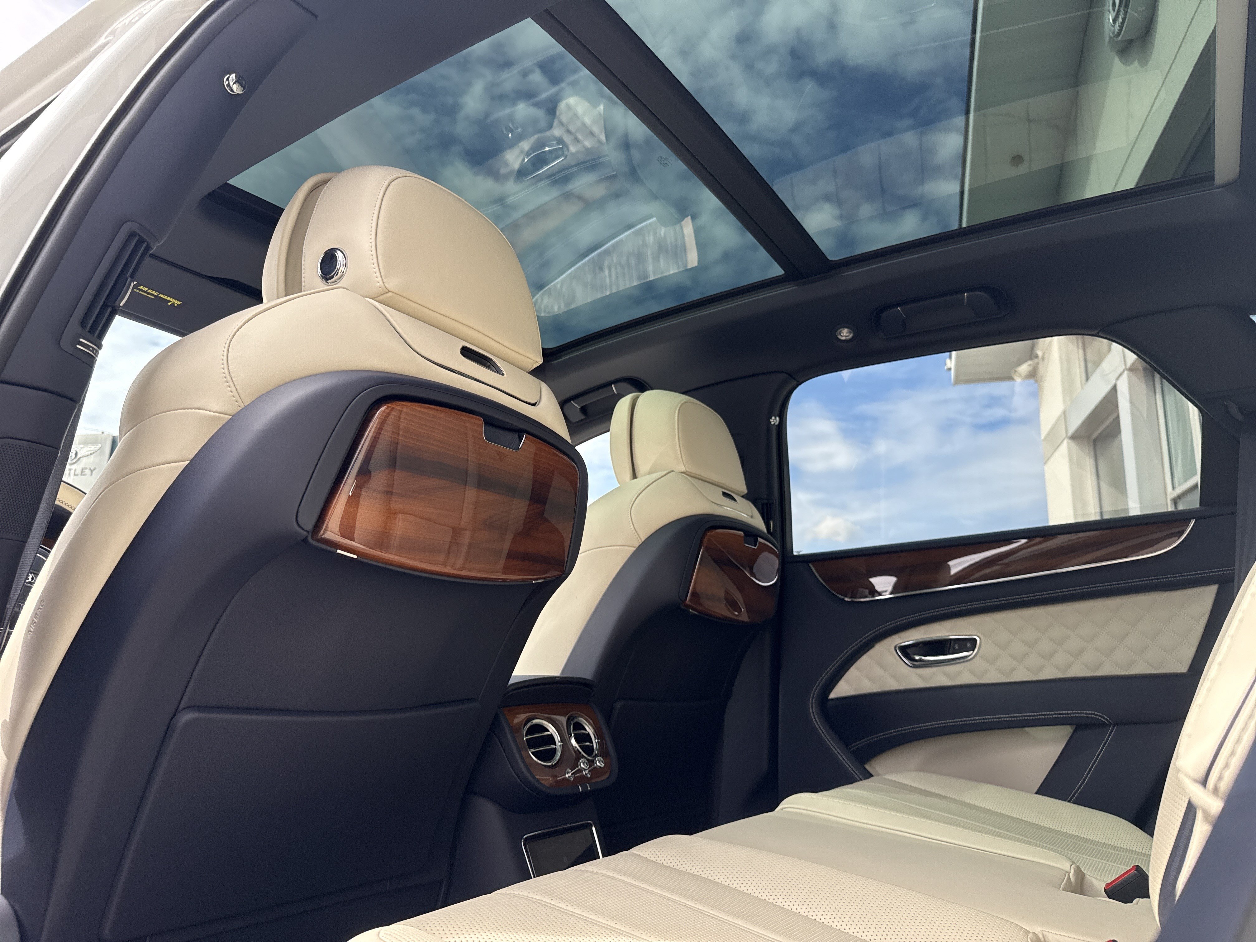 Used 2022 Bentley Bentayga AWD/4WD image 48