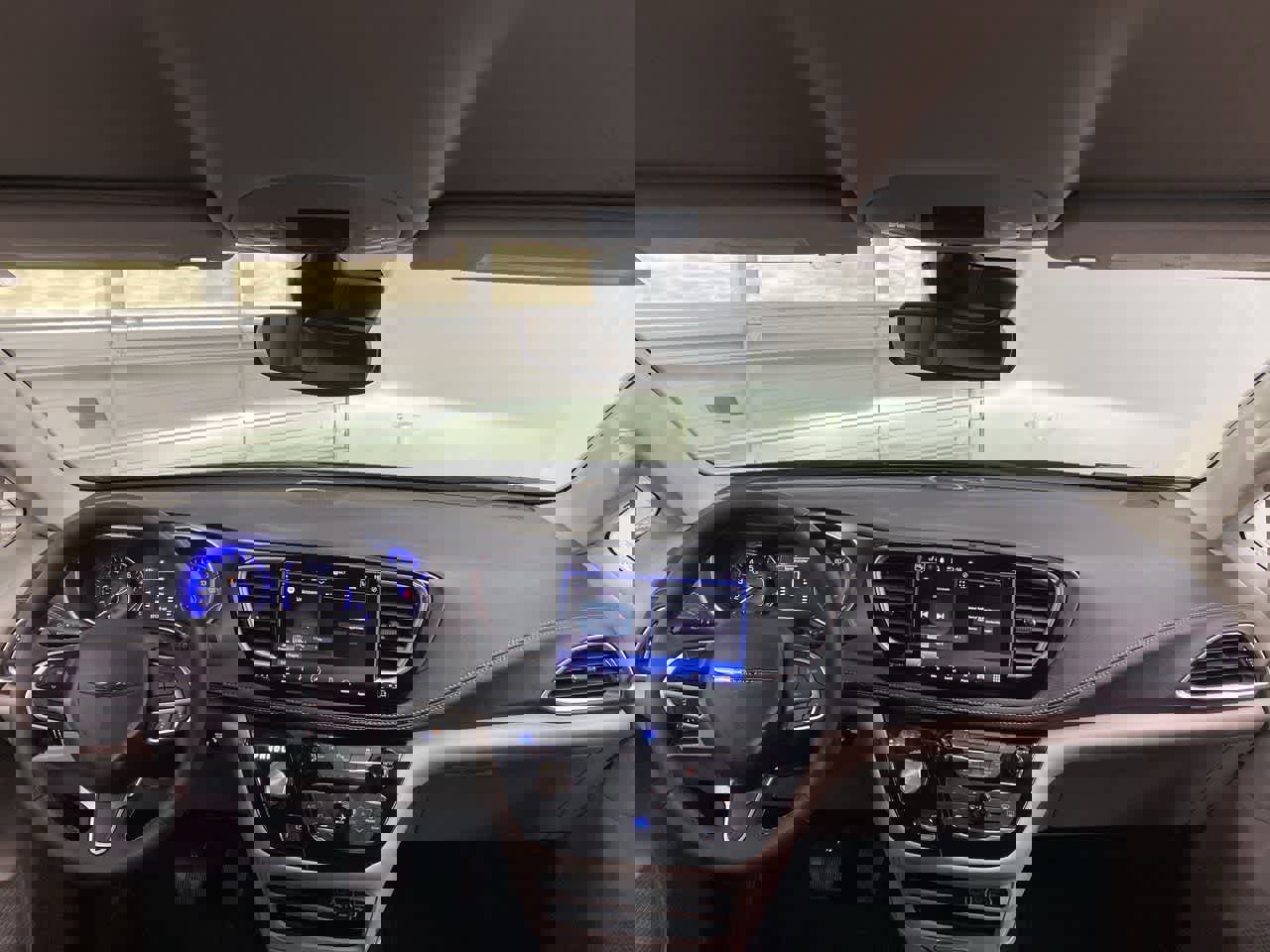 Used 2023 Chrysler Pacifica Touring-L image 11