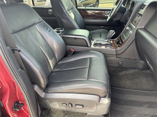 Used 2016 Lincoln Navigator Select image 13