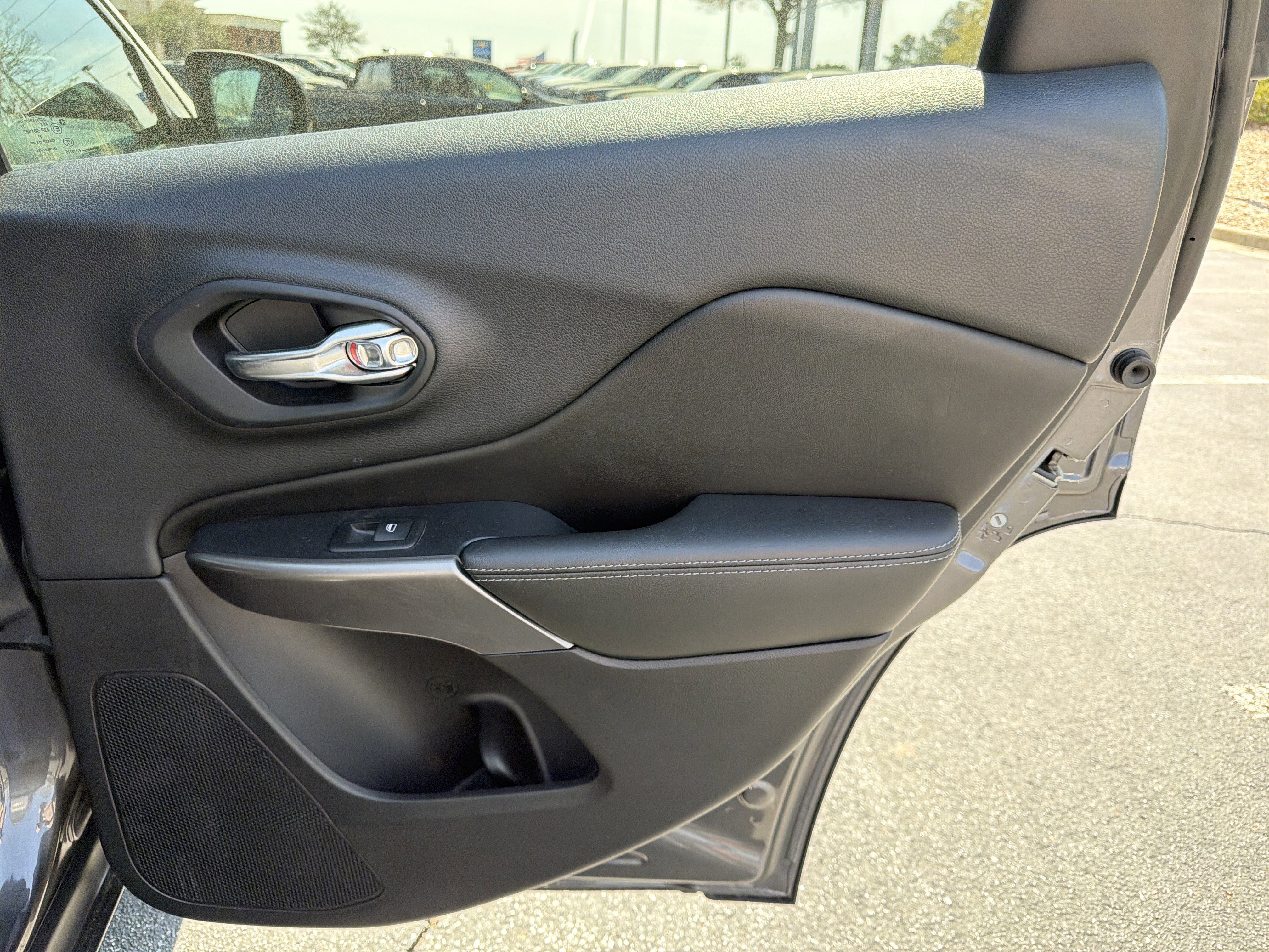 Used 2019 Jeep Cherokee Latitude Plus image 16