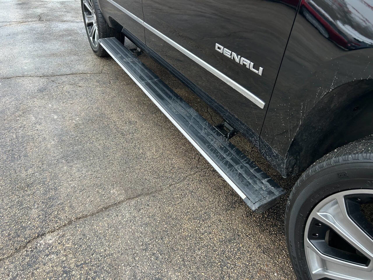 Used 2017 GMC Yukon XL Denali w/ Open Road Package image 10