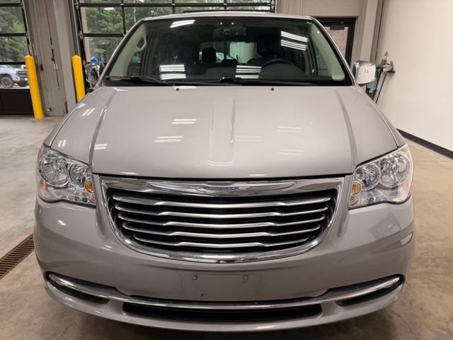 Used 2015 Chrysler Town & Country Touring-L w/ Driver Convenience Group FWD video 3