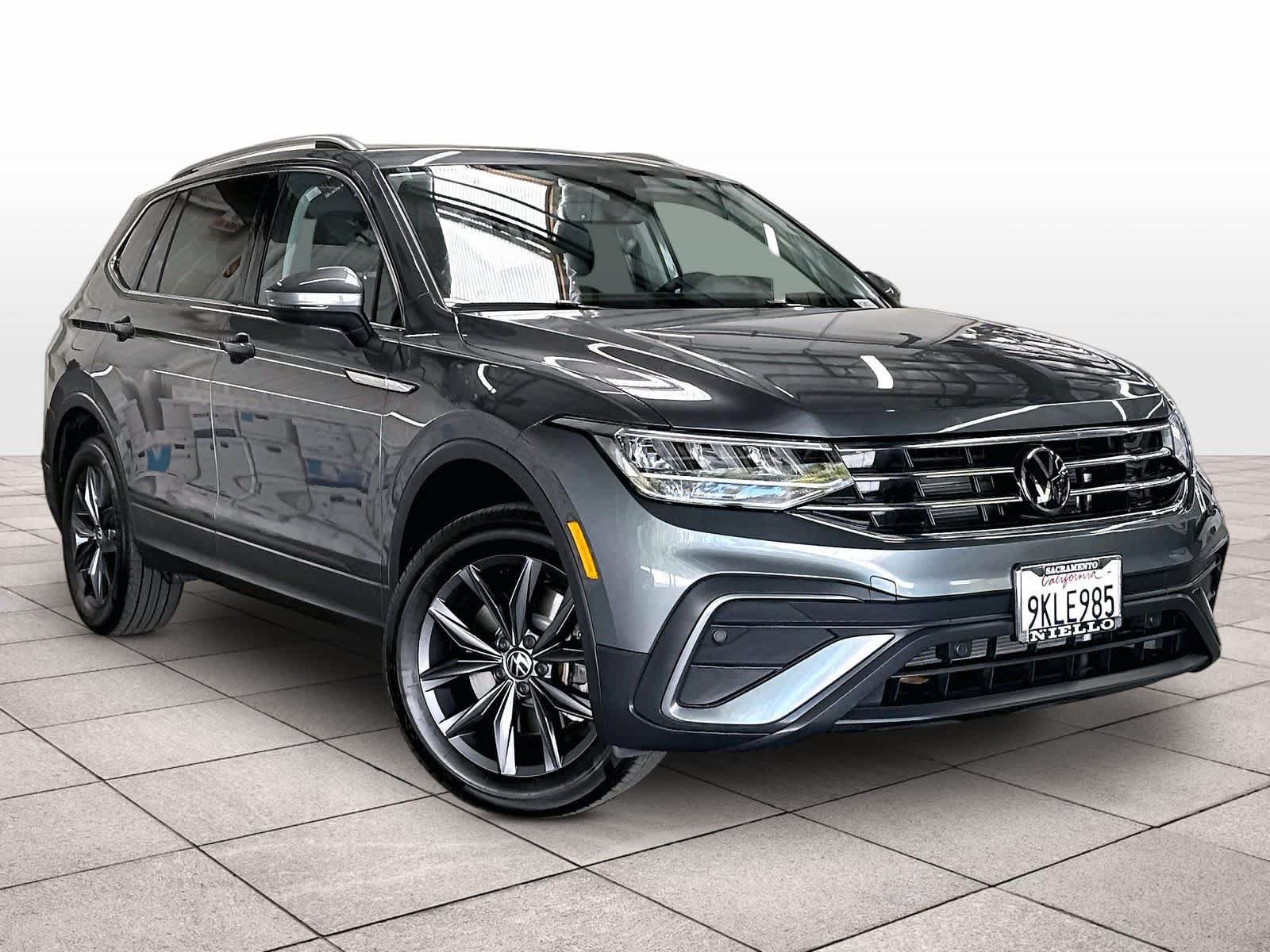 Used 2023 Volkswagen Tiguan SE FWD image 3